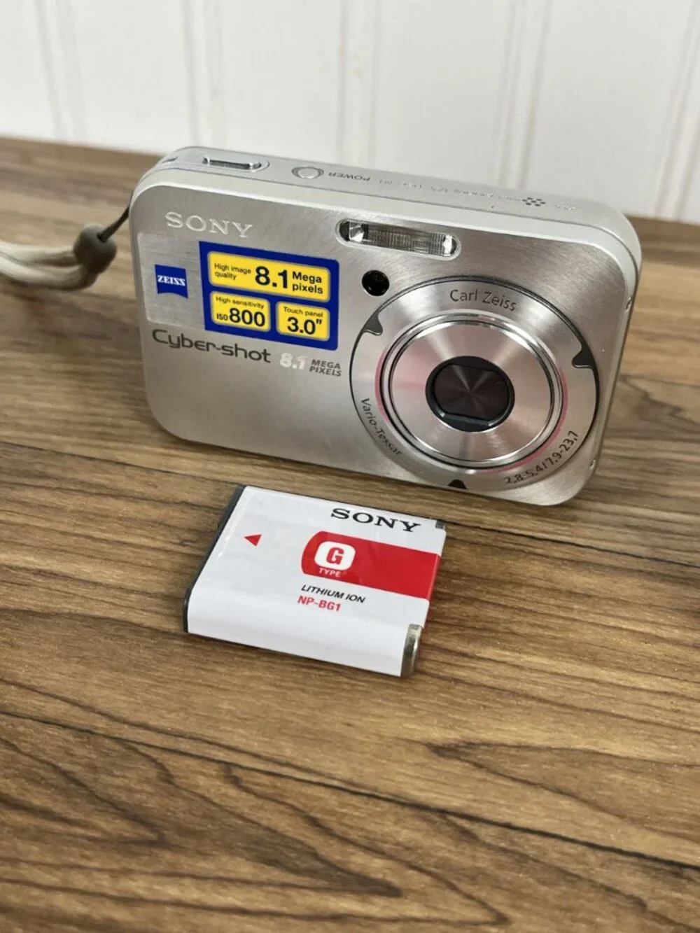 Sony Cybershot DSC-N1 8.1MP Digital Camera Charger SD Card   Battery Case